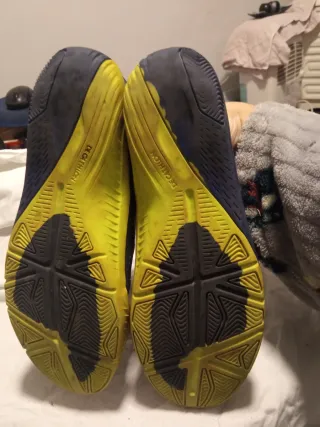 Botines de fútbol azul y amarillo