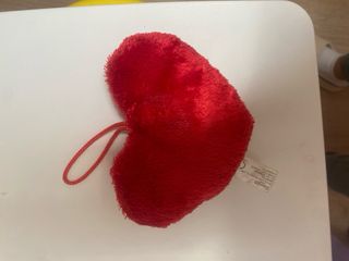 Peluche Hello Kitty a forma di cuore rosso
