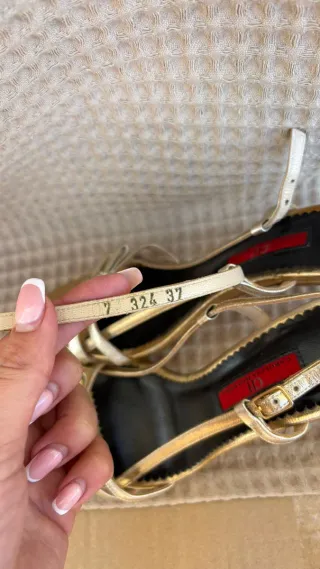 Tacones dorados CH talla 37