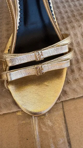 Tacones dorados CH talla 37