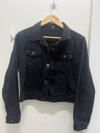 Chaqueta vaquera negra desgastada