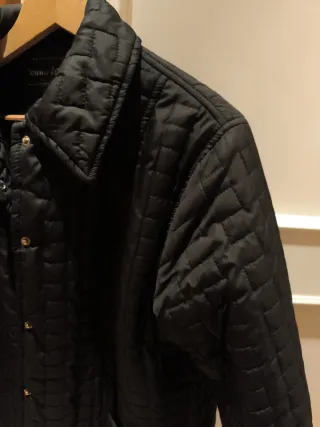 Chaquetón negro acolchado