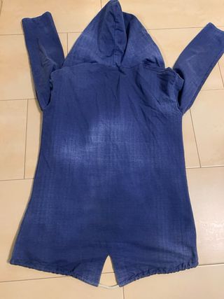 Chaqueta con capucha azul y gris