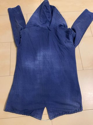 Chaqueta con capucha azul y gris