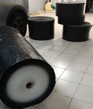 Rollo de plástico de burbujas negro