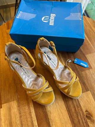 Sandalias cuña MTNG amarillas talla 37