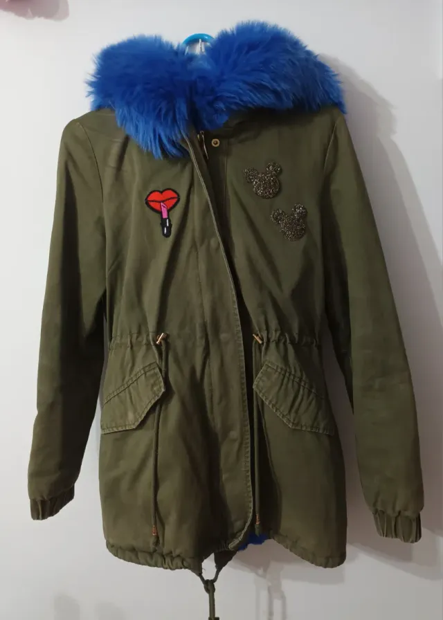 Parka verde con capucha y parches
