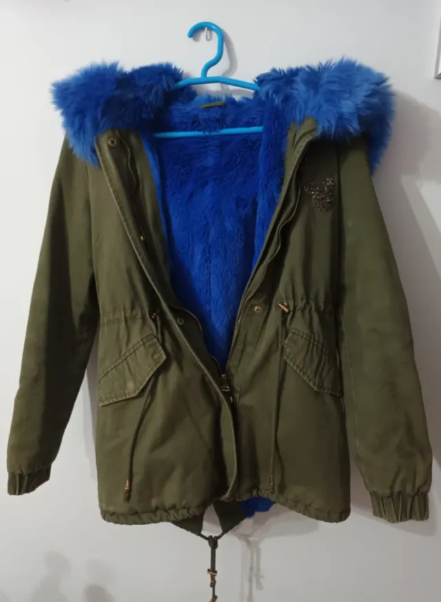 Parka verde con capucha y parches