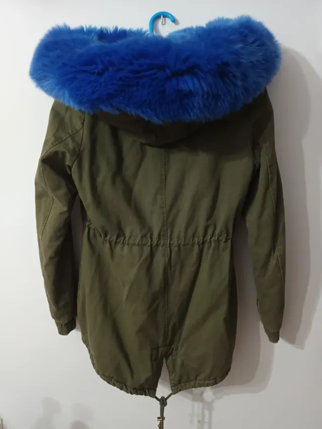Parka verde con capucha y parches