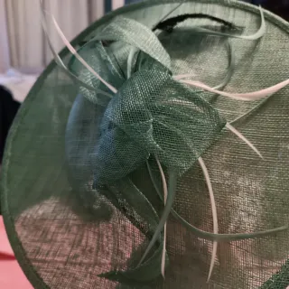 Tocado Pamela Verde y Blanco