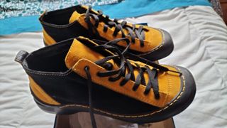Zapatos de piel negros y amarillos