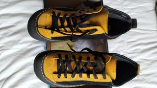 Zapatos de piel negros y amarillos