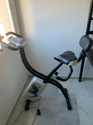 Bicicleta estática con respaldo lumbar