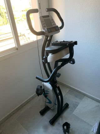 Bicicleta estática con respaldo lumbar