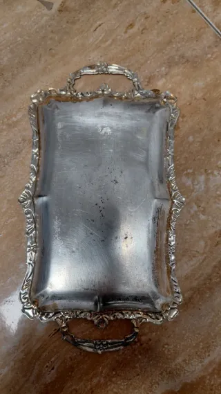 Bandeja decorativa con asas