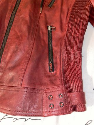 Cazadora de piel roja con capucha