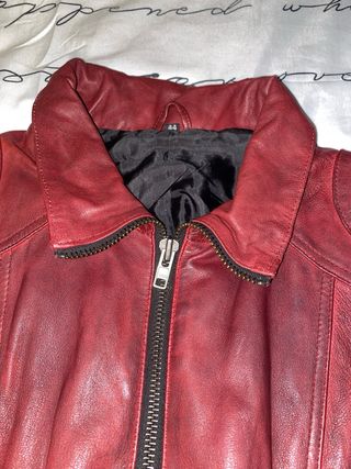 Cazadora de piel roja con capucha