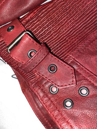 Cazadora de piel roja con capucha