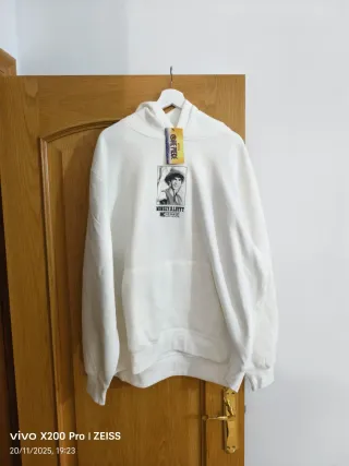 Sudadera Blanca con Estampado One Piece