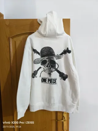 Sudadera Blanca con Estampado One Piece