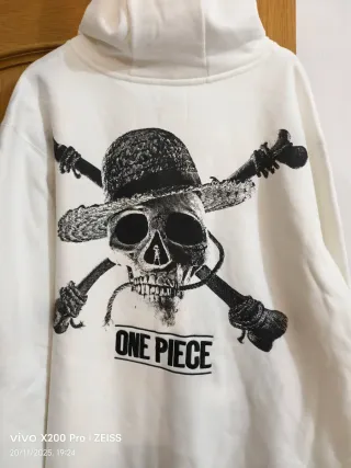 Sudadera Blanca con Estampado One Piece