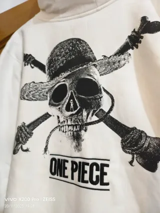 Sudadera Blanca con Estampado One Piece