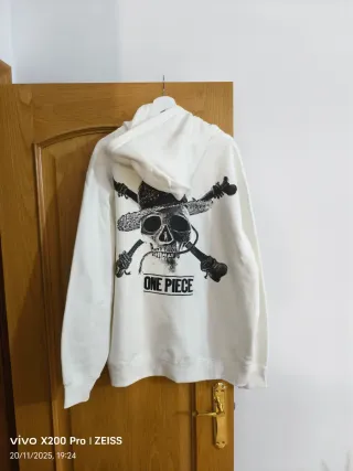 Sudadera Blanca con Estampado One Piece
