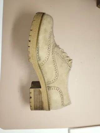 Zapatos beige de tacón con cordones