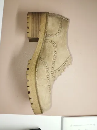 Zapatos beige de tacón con cordones