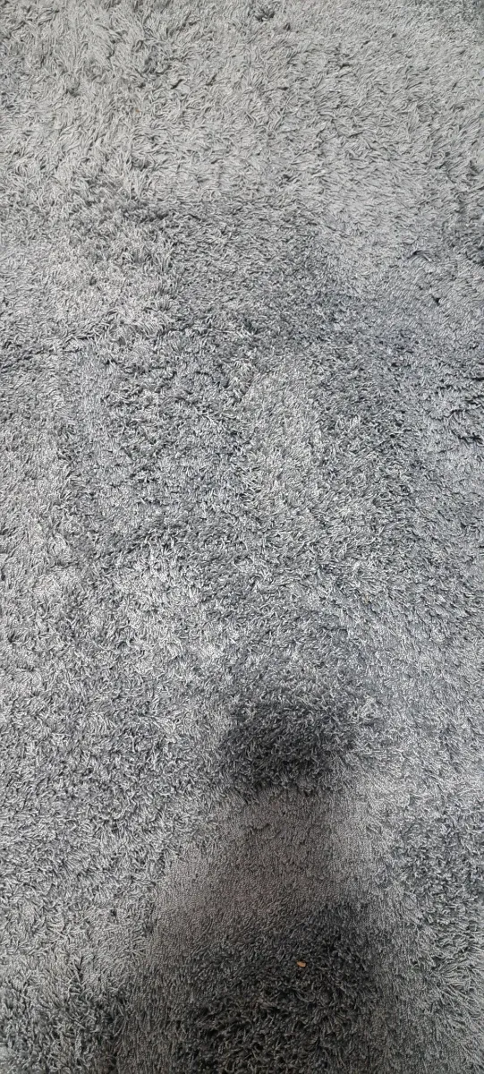 Tappeto grigio pelo lungo rettangolare