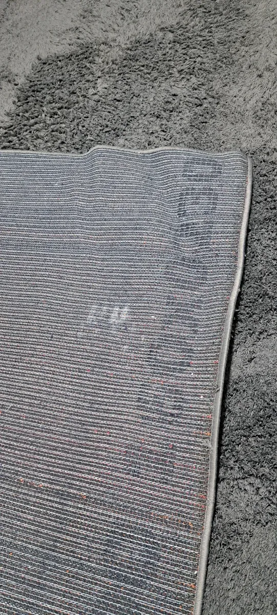 Tappeto grigio pelo lungo rettangolare