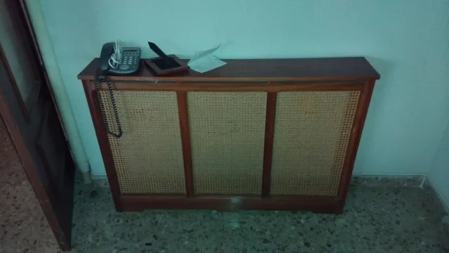 3 Cubre radiador de madera y ratán