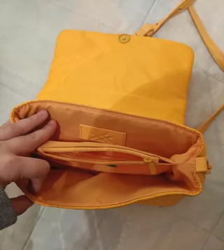 Bolso amarillo acolchado de hombro