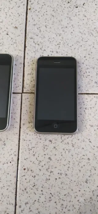 Dos iPhone 3...modelo A1303A y A1303B..los dos 30€