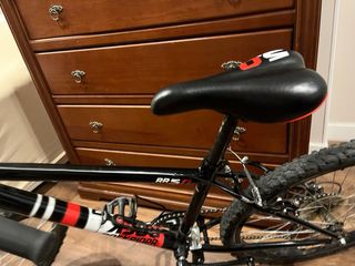 Bicicleta de montaña negra