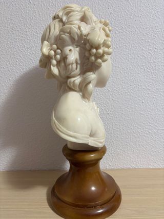 Busto de mujer de mármol beige