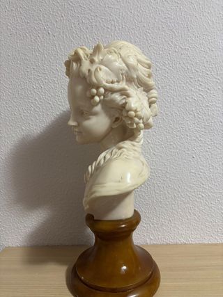Busto de mujer de mármol beige