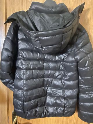 Anorak negro con capucha