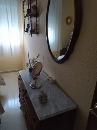 Cómoda con espejo de mármol y mesita de noche