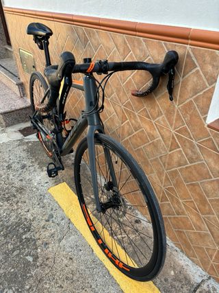 Cube Attain Shimano 105 + Accesorios.