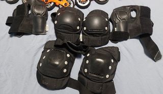 Patines en línea + casco y protecciones + bolsa