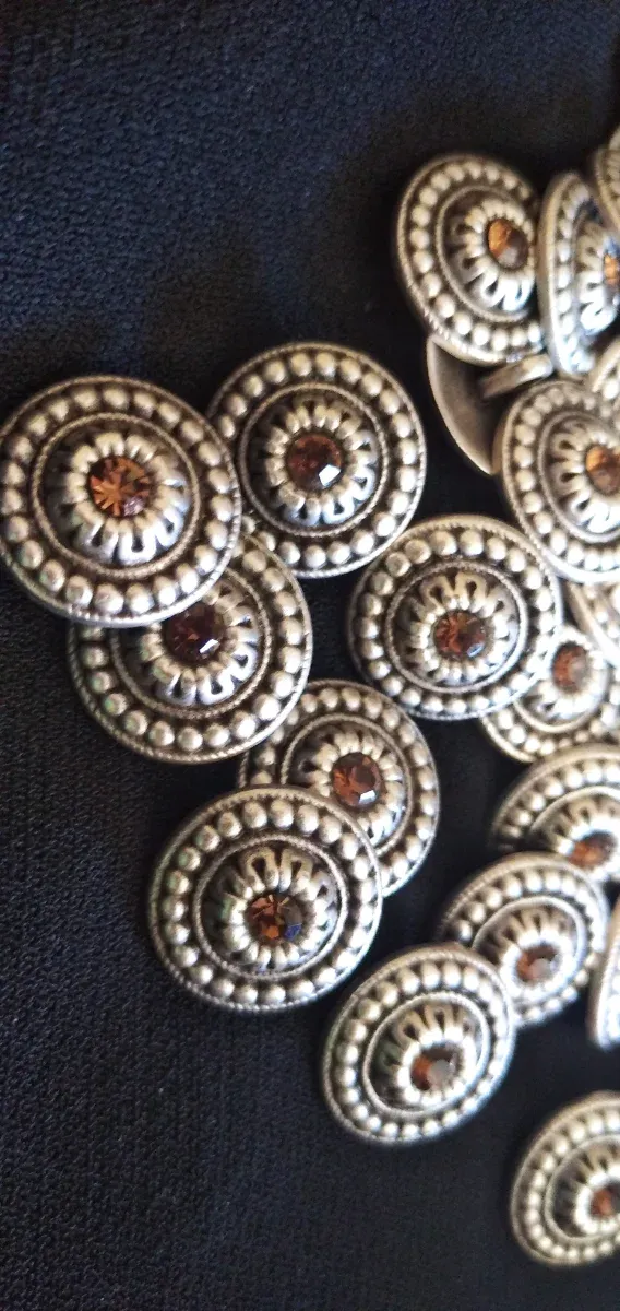 18 botones. Metal con cristal naranja