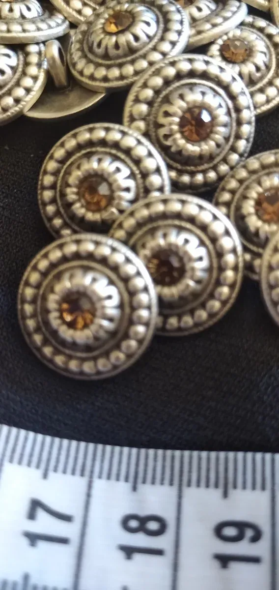 18 botones. Metal con cristal naranja