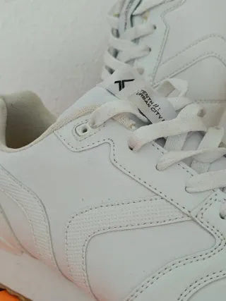 Zapatillas blancas básicas