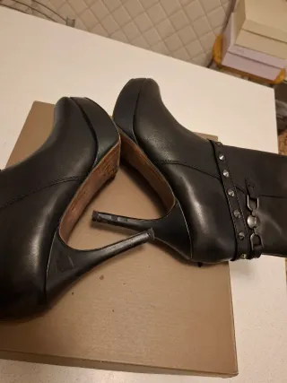 Stivaletti Tamaris n.39 con borchie