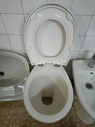 Lavabos, inodoro y bidet de cerámica