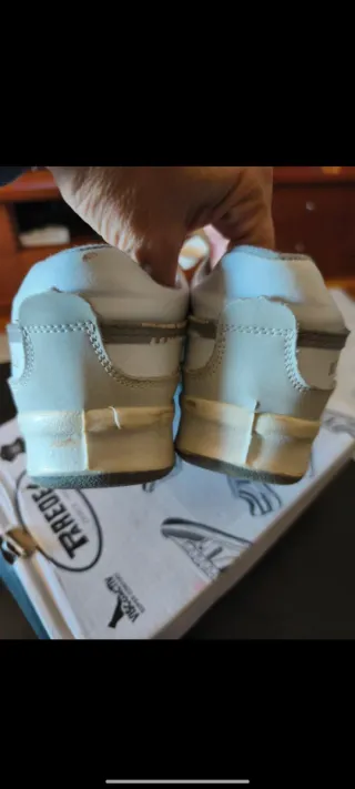 Zapatillas tenis mojado