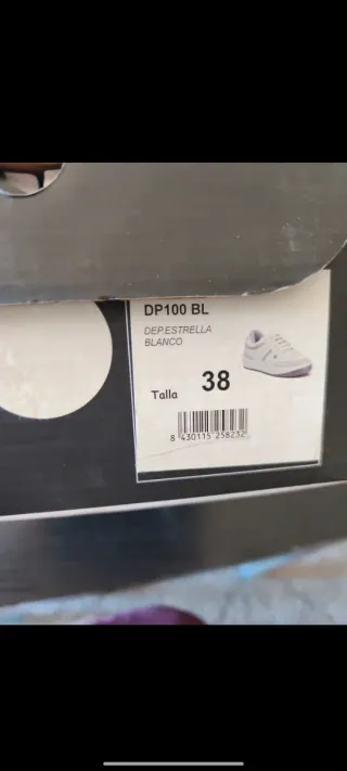 Zapatillas tenis mojado