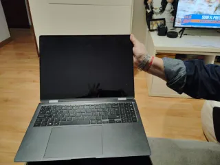 Ordenador portátil gris y negro