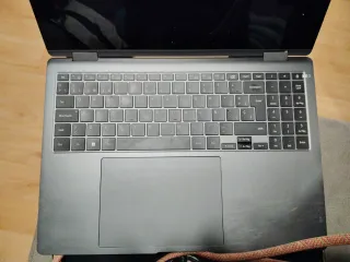 Ordenador portátil gris y negro